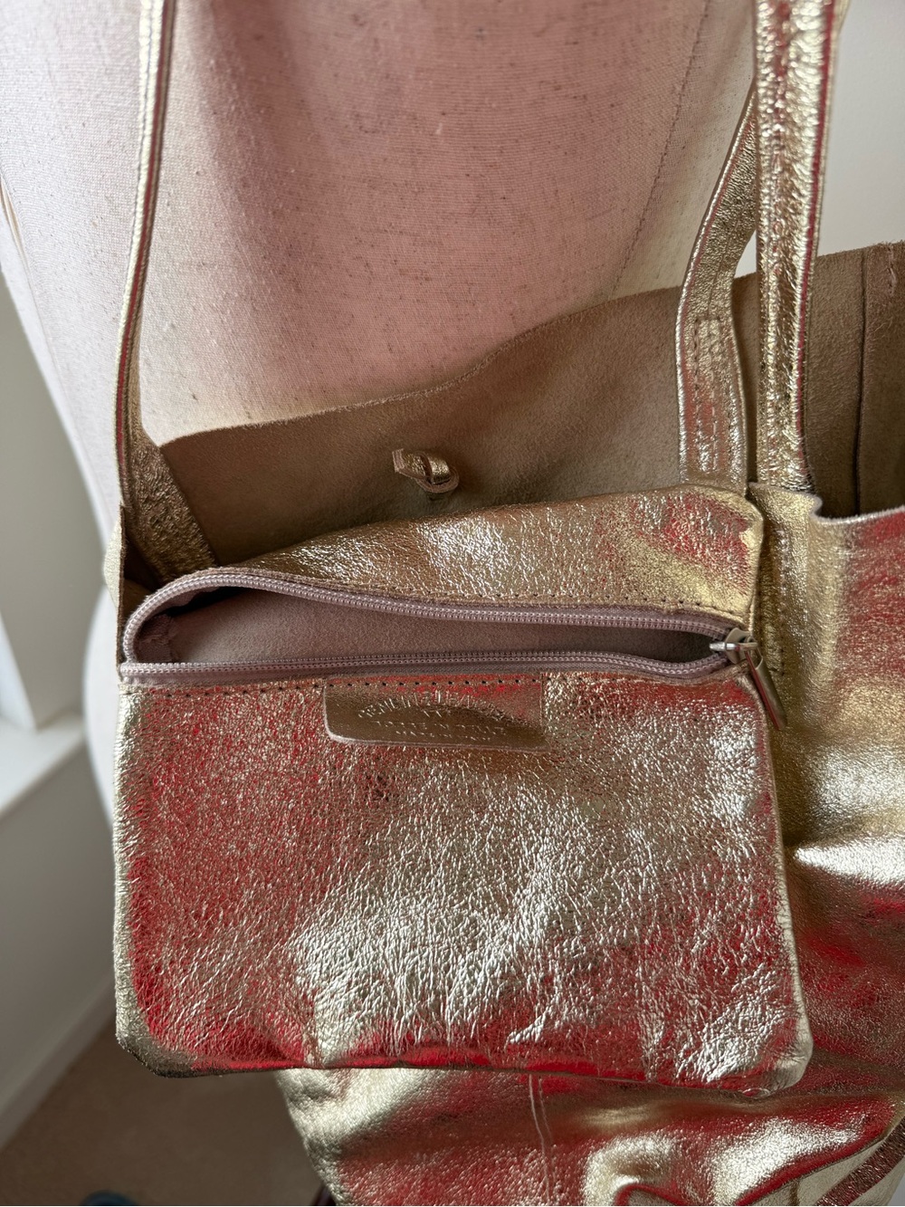 Women's Metallic Gold Italian Leather Tote Bag - Picture 4 of 10
